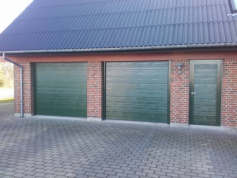 Dobbelt garageporte i grøn samt en dør til garage.