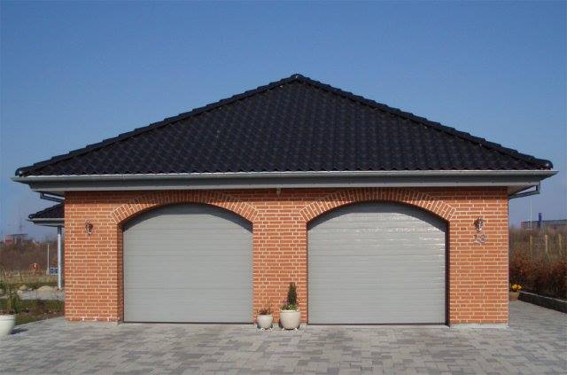 Dobbelt garageport på rødt murstenshus